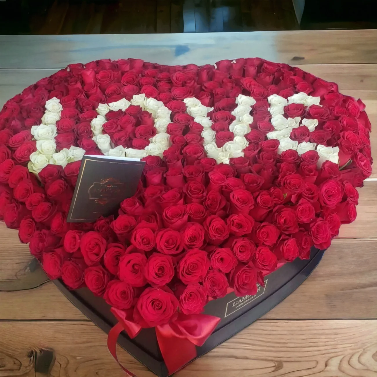 151 ruža u srcu sa natpisom Love