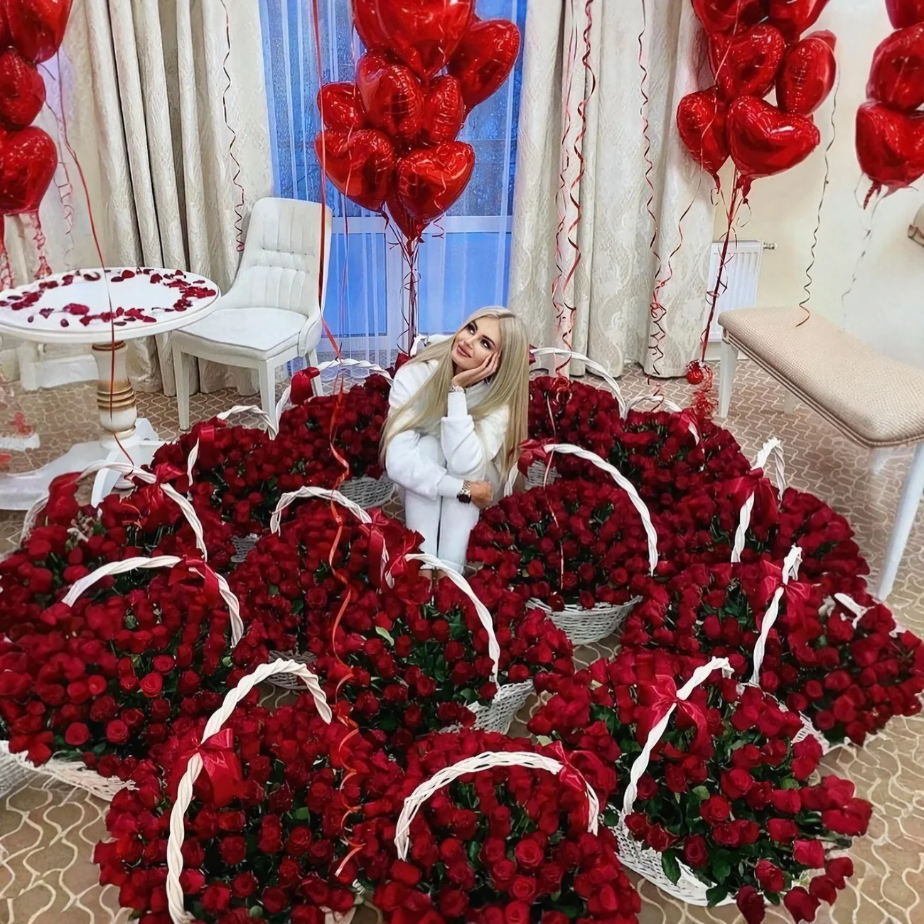 1501 crvena ruža u 15 korpi
