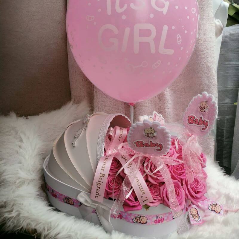 Kutija kolevka za rođenje devojčice - 29 holandskih ruža i balon